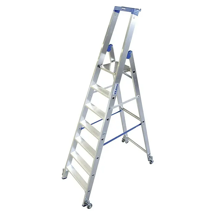 Krause Stabilo Stehleiter Fahrbar - Anzahl Tritte: 7 Stk., Arbeitshöhe: 3,65 m, Aluminium - Das Bild zeigt eine Krause Stufenleiter aus Aluminium mit blauen Akzenten. Die Leiter steht vor einem schwarzen Hintergrund.