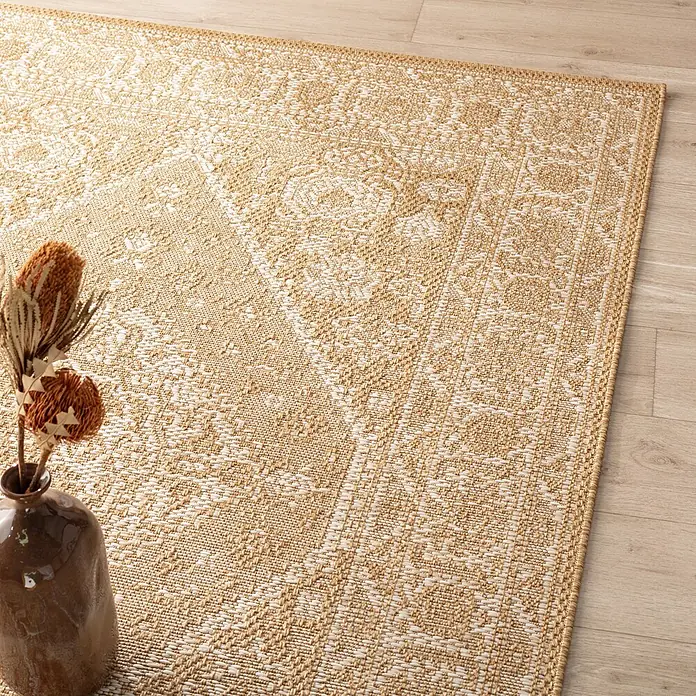 Dekoria Teppich Marano camel 160x230 cm -  - Gewebter Naturfaserteppich mit beigem und cremefarbenem ornamentalen Muster, auf hellem Holzboden gezeigt.