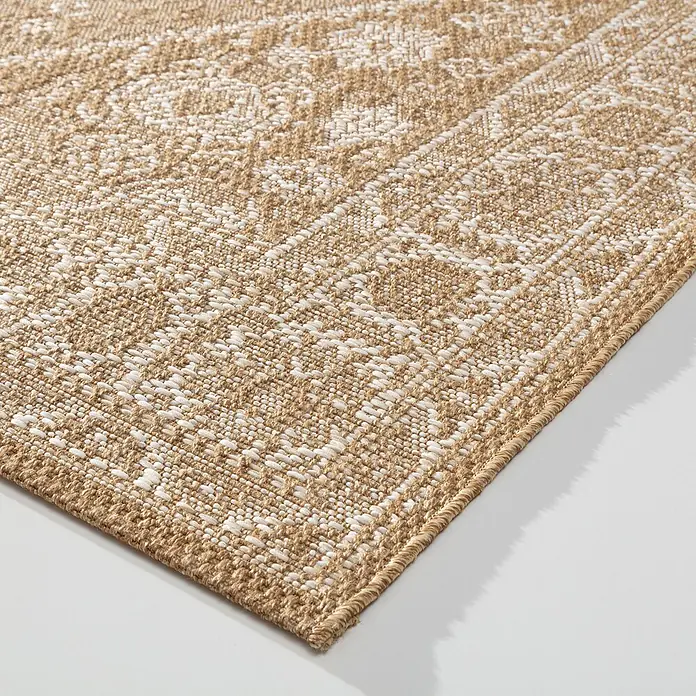 Dekoria Teppich Marano camel 160x230 cm -  - Nahaufnahme eines gewebten Naturfaserteppichs mit geometrischen Mustern in Hellbraun und Weiß.