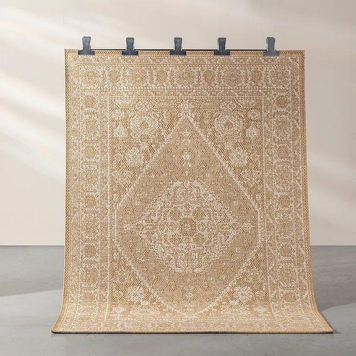 Dekoria Teppich Marano camel 160x230 cm -  - Ein hellbrauner gewebter Teppich mit komplexem weißem traditionellem Muster, hängend präsentiert und auf den Boden abrollend.