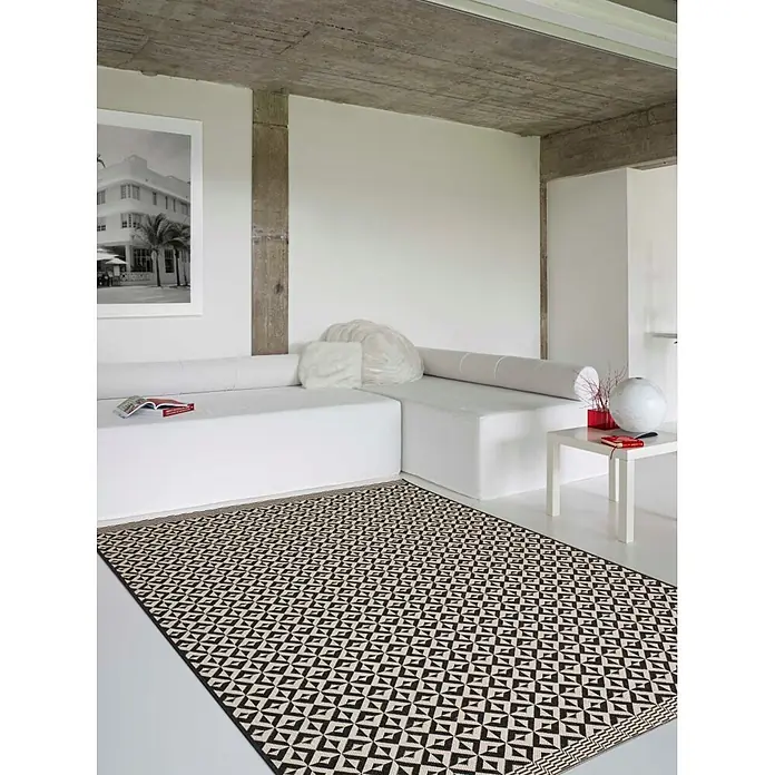 Dekoria Teppich Modern Geometric black/beige 120x170cm -  - Großer schwarz-beiger Teppich mit geometrischem Muster im modernen Wohnzimmer unter einem weißen Ecksofa.