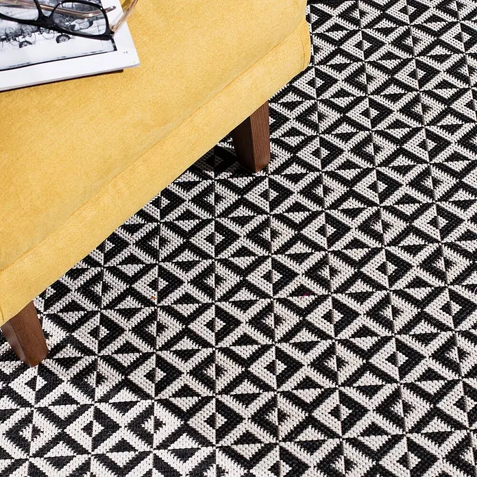 Dekoria Teppich Modern Geometric black/beige 120x170cm -  - Schwarz-weißer Teppich mit geometrischem Muster, verwendet mit einem gelben Polsterhocker.