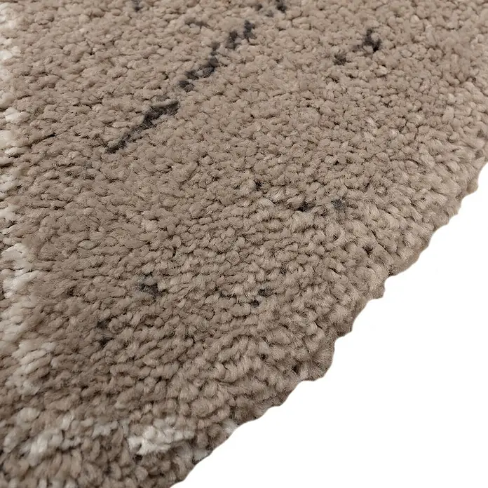 Dekoria Teppich Royal Nomadic Living 160cm -  - Nahaufnahme eines weichen, hochflorigen beigen Teppichs mit dezenten dunklen Mustern.