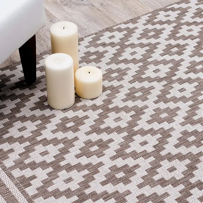 Dekoria Teppich Modern Rhombs mink/beige 160x230cm -  - Ein gewebter Teppich mit beigefarbenem und braunem geometrischem Muster auf Holzboden, mit Kerzen.