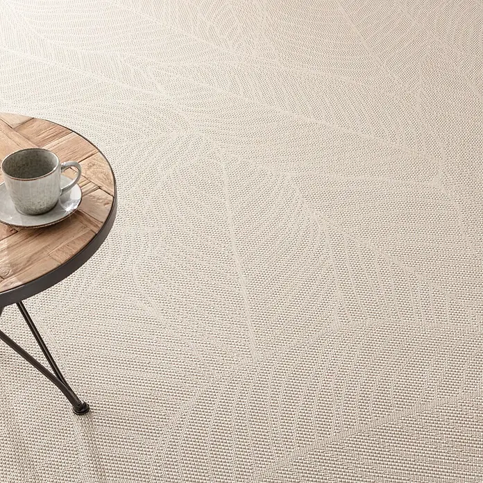 Dekoria Teppich Tivora oatmeal 160x230 cm -  - Heller, beiger Teppich mit subtilem Blattmuster, zusammen mit einem Holztisch und Tasse.