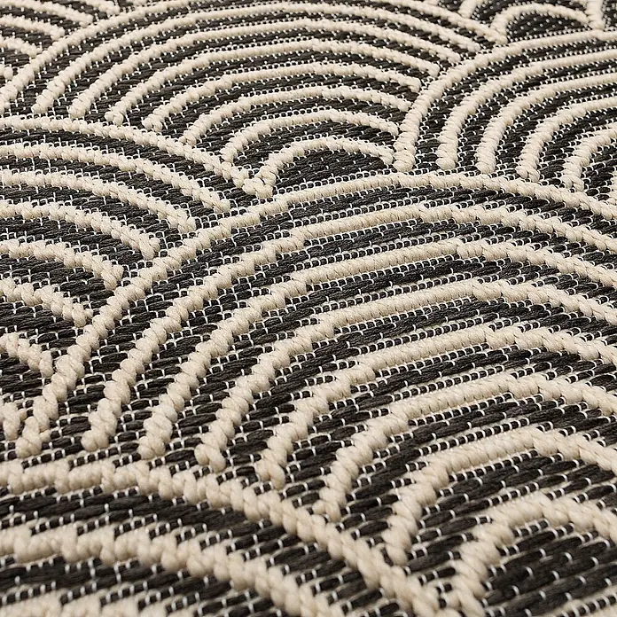 Dekoria Teppich Jersey Home beige/black 120x170cm -  - Nahaufnahme eines gewebten Teppichs mit schwarzem und beigem geometrischem Muster aus geschwungenen Linien und Zickzacks, die die gewebte Textur zeigen.