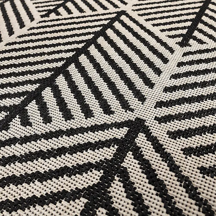 Dekoria Teppich Cottage 200x290cm -  - Nahaufnahme eines gewebten Teppichs mit schwarz-weißem geometrischem Muster.