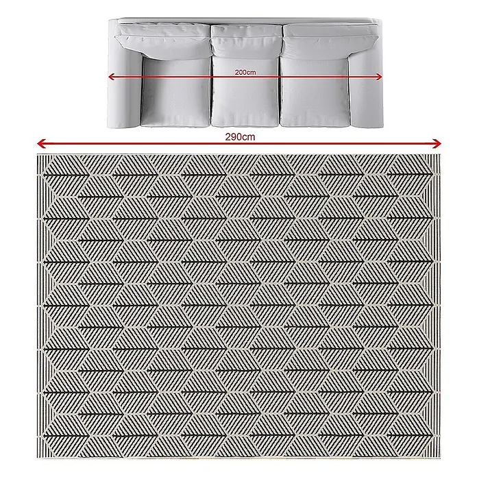 Dekoria Teppich Cottage 200x290cm -  - Hellgraues 3-Sitzer-Sofa (200cm breit) und ein schwarz-beiger Teppich mit geometrischem Muster (290cm breit).