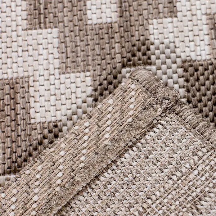 Dekoria Teppich Modern Rhombs mink/beige 120x170cm -  - Nahaufnahme eines gefalteten hellbraunen Webteppichs mit geometrischem Muster und texturierter Kante.