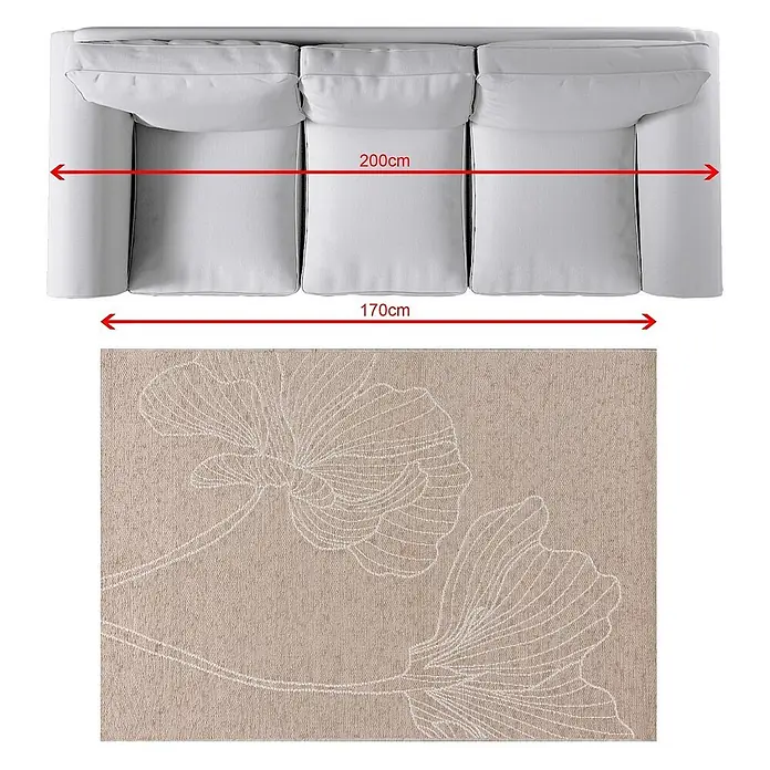 Dekoria Teppich Velvet beige/sand 120x170cm -  - Hellgraues 3-Sitzer-Sofa, 200cm breit (Sitzfläche 170cm), mit beigem Teppich und weißem Blumenmuster.