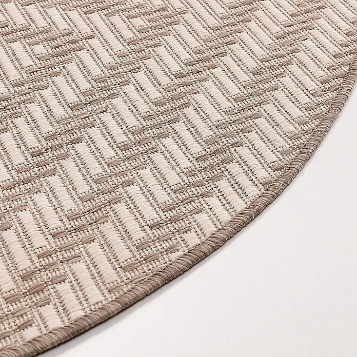 Dekoria Teppich Lineo beige/mink 120cm -  - Nahaufnahme eines runden gewebten Teppichs mit beigem und cremefarbenem Fischgrätmuster.