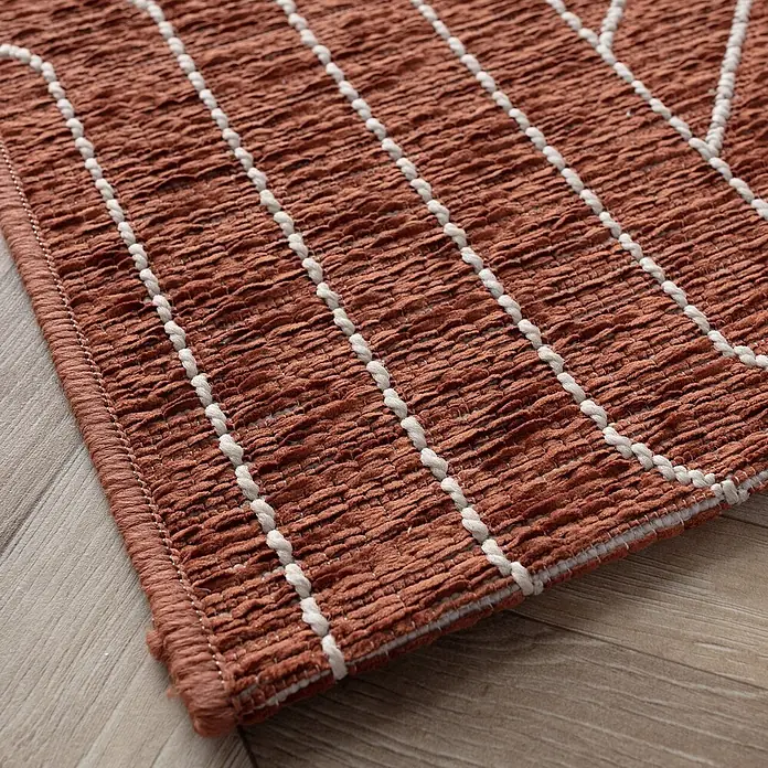 Dekoria Teppich Velvet beige/rust 120x170cm -  - Terrakotta-Raffteppich mit weißen Streifen auf Holzboden.