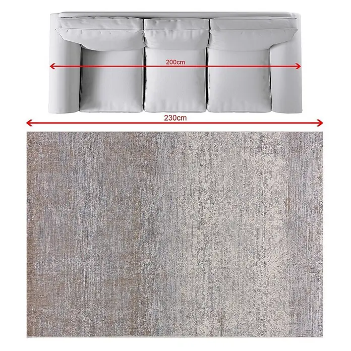 Dekoria Teppich Breeze beige/raw blue 160x230cm -  - Hellgraues 3-Sitzer-Sofa (gesamt 230cm, Sitzfläche 200cm) und ein beiger Teppich mit abstraktem Muster.