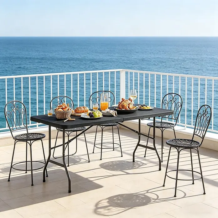 SONNENH Gartentisch klappbar HDPE/Metall Schwarz 180 cm -  - Schwarzer Klapp-Esstisch für draußen mit vier schwarzen Metallstühlen auf einem Balkon mit Meerblick, beladen mit Essen.