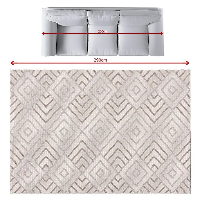 Dekoria Teppich Lineo Geometric beige/mink 200x290cm -  - Draufsicht auf ein hellgraues Sofa (200cm Sitzfläche, 290cm Gesamtbreite) und einen beige-braunen Teppich mit geometrischem Muster.