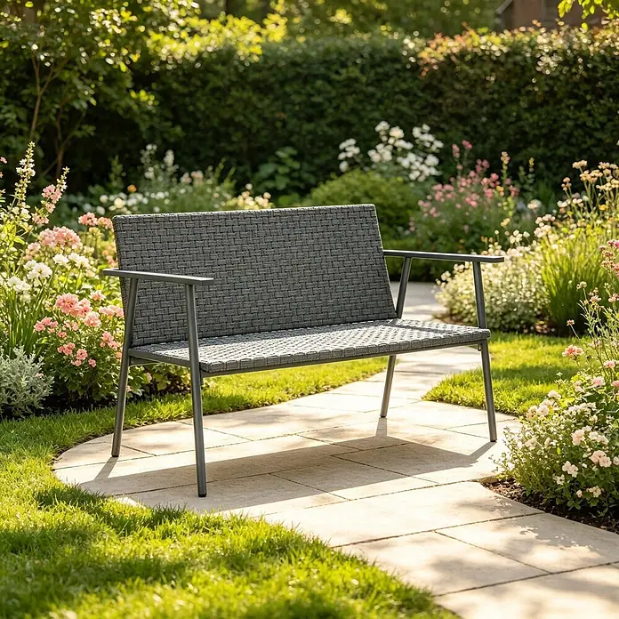 SONNENH Gartenbank 2-Sitzer 110 x 58 x 78 cm Grau aus Rattan -  - Dunkelgraue geflochtene Gartenbank auf einem gepflasterten Weg in einem sonnigen Garten.