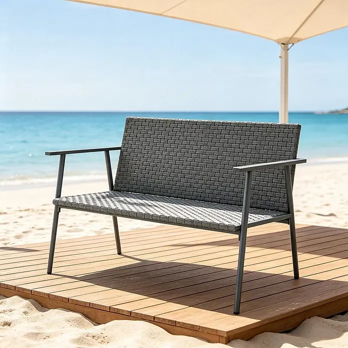 SONNENH Gartenbank 2-Sitzer 110 x 58 x 78 cm Grau aus Rattan -  - Grau geflochtene Gartenbank mit Metallrahmen auf Holzdeck am Strand, unter einem Sonnenschutz.
