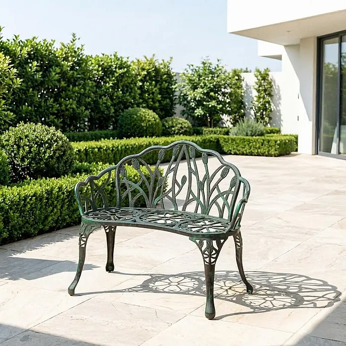 SONNENH Gartenbank 99 x 57 x 78 cm Grün aus Aluminium -  - Dekorative grüne Gusseisen-Gartenbank mit Blattmotiv auf einer Terrasse.