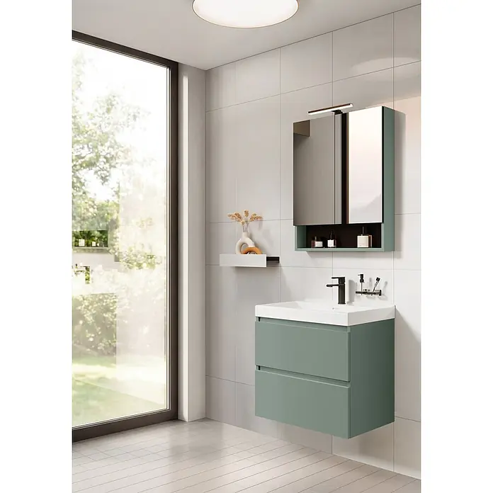 Inspira Aufsatzwaschbecken Moon/Lynn/Yasumi/Inspira - 61 x 46 cm, Weiß - Ein modernes Badezimmer mit einem hellgrünen wandhängenden Waschtisch und passendem Spiegelschrank, mit schwarzem Wasserhahn und großem Fenster.