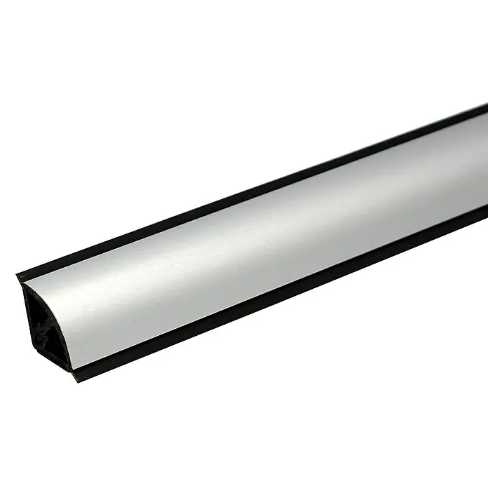 Kantoflex Wandabschlussprofil Topline Silber - 250 x 1,4 x 1,4 cm - Nahaufnahme eines silberfarbenen LED-Aluminiumprofils mit schwarzer Umrandung, ideal für die stilvolle Beleuchtung im Innenbereich.