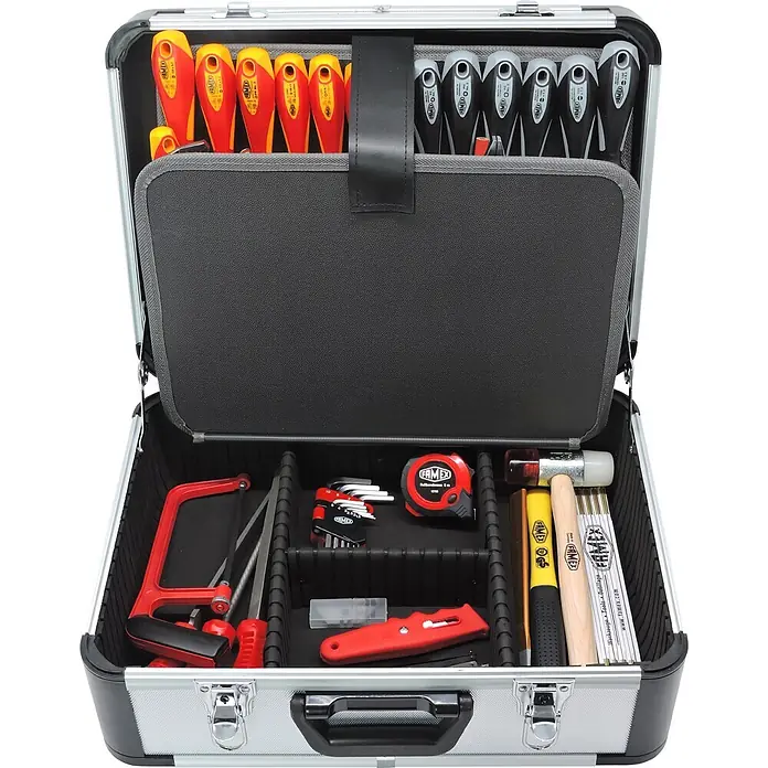 FAMEX 419-43 Werkzeugkoffer PRO bestückt mit Werkzeug 280-tlg. -  - Offener silberner Aluminium-Werkzeugkoffer mit schwarzem Interieur, gefüllt mit sortierten Handwerkzeugen wie isolierten Schraubendrehern, Hämmern, Sägen und Messwerkzeugen.