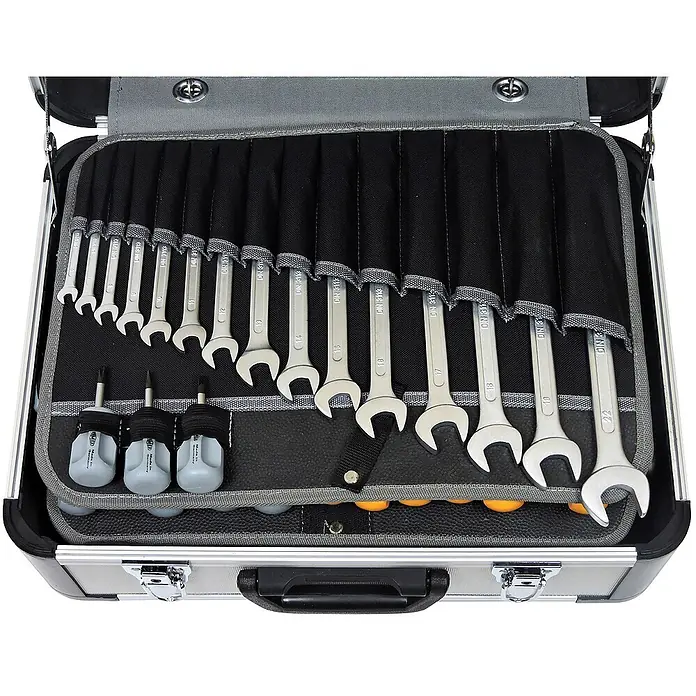 FAMEX 418-88 Werkzeugkoffer PRO bestückt mit Werkzeug 128-tlg. -  - Silberner Kombinationsschlüsselsatz und kleine Schraubendreher ordentlich in einem schwarzen Stoff-Rollkoffer in einem silbernen Metallwerkzeugkasten.