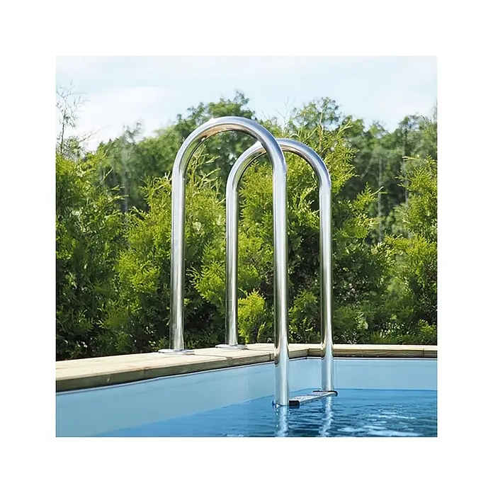 Holzpool AQUA 6.1 x 2.85 - H.1.31 m, hellblau, verschraubt -  - Polierte Edelstahl-Schwimmbadleiter mit zwei gebogenen Handläufen, in einem Pool neben einem Holzdeck.