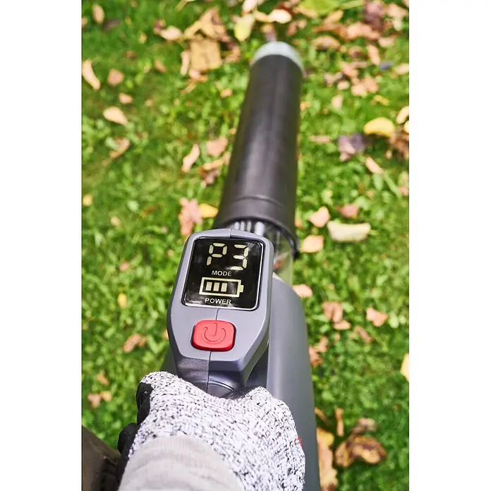 AL-KO Akku-Laubbläser LBT 3680 - Ohne Akku, Blasgeschwindigkeit: 194 km/h, Blasleistung: 765 m³/min - Behandschuhte Hand hält einen grau-schwarzen Akku-Laubbläser mit Digitalanzeige ('P3 MODE', voller Akku) im Freien.