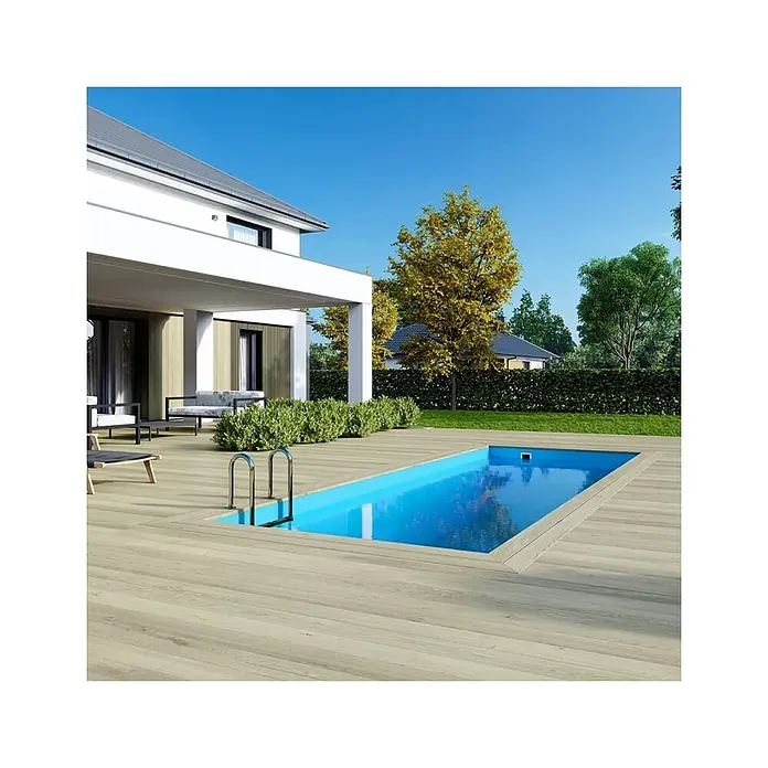 Holzpool AQUA 6.1 x 2.85 - H.1.31 m, hellblau, verschraubt -  - Rechteckiger Pool mit blauem Wasser und Chromleitern, nahtlos in ein Holzdeck neben einem modernen Haus integriert.