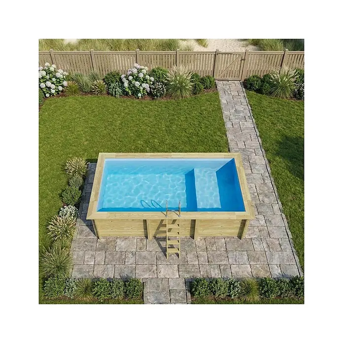 Holzpool AQUA 6.1 x 2.85 - H.1.31 m, Liegefläche, hellblau, verschraubt -  - Rechteckiger Holz-Aufstellpool mit Leiter und blauem Wasser, auf einer Steinterrasse in einem grünen Garten.