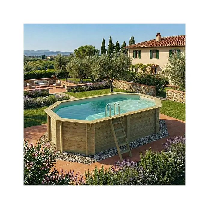 Holzpool NEMO 5.79 x 3.49 - H.1.45 m, Liegefläche, sandfarben, verschraubt -  - Achteckiger Holz-Aufstellpool mit Leiter, in einem sonnigen Garten mit Haus und Olivenbäumen.