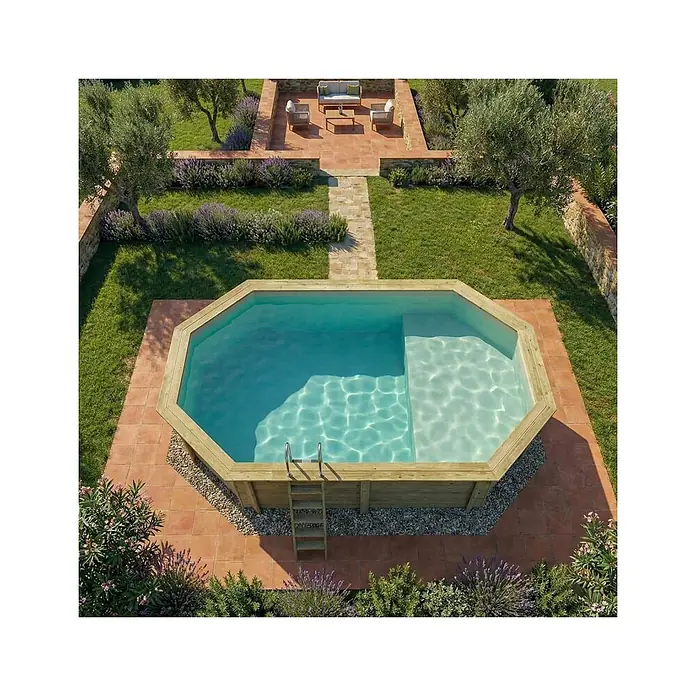 Holzpool NEMO 5.79 x 3.49 - H.1.45 m, Liegefläche, sandfarben, verschraubt -  - Achteckiger Holzpool mit hellblauem Wasser, integrierten Stufen und einer Leiter, in einem gefliesten Gartenbereich.