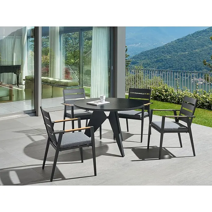 Runder Tisch OLMETTO in Schwarz - (W) 110 x (H) 74 x - L - Modernes schwarzes Outdoor-Esszimmer-Set mit rundem Tisch und vier Stühlen mit grauen Polstern und Holzarmlehnen.