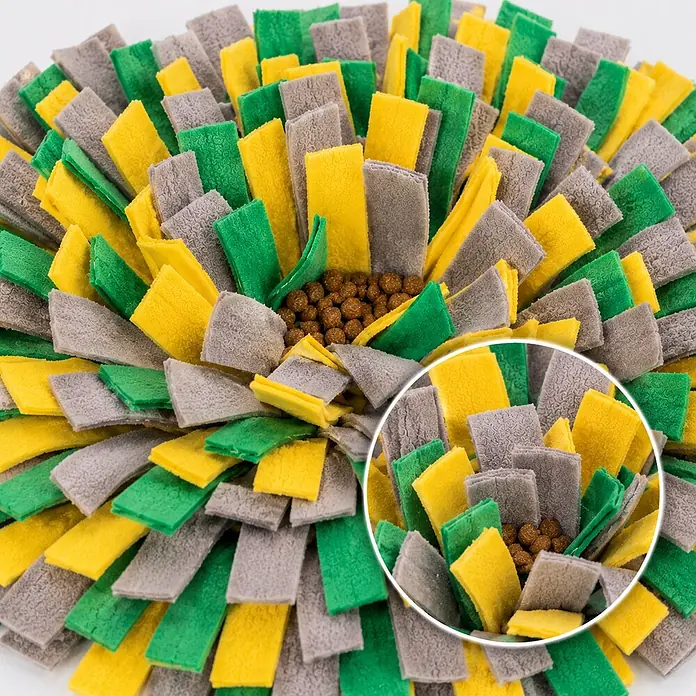 belviona Schnüffelmatte für Katzen, Leckerlisuche, 50x34 cm, gelb/grün -  - Bunte Schnüffelteppichmatte mit gelben, grünen und grauen Stoffstreifen, gefüllt mit Kroketten zur langsamen Fütterung.