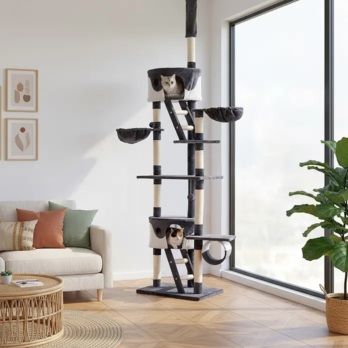 belviona XXL-Kratzbaum mit Deckenspanner, 230-250 cm, grau/weiß -  - Großer Katzenkratzbaum in Grau und Beige mit zwei Katzen, die die Kratzstämme und Liegeflächen nutzen.