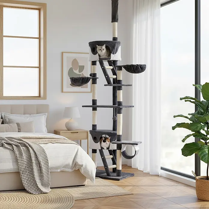 belviona XXL-Kratzbaum mit Deckenspanner, 230-250 cm, grau/weiß -  - Hoher, grauer und beiger Kratzbaum mit mehreren Ebenen, Kratzstämmen und Liegeflächen, von zwei Katzen im Schlafzimmer genutzt.