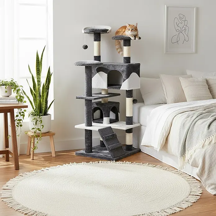belviona Kratzbaum 130 cm mit Höhlen, Treppe & Spielbällen, grau/weiß -  - Mehrstufiger dunkelgrau-weißer Katzenbaum mit Kratzpfosten und Liegeflächen, eine Katze ruht auf der oberen Plattform.