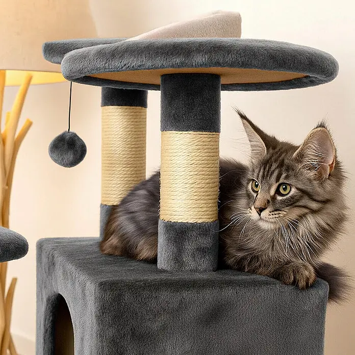 belviona Kratzbaum 130 cm mit Höhlen, Treppe & Spielbällen, grau/weiß -  - Grauer mehrstöckiger Kratzbaum mit Sisal-Säulen und weichem Stoff. Eine getigerte Katze ruht auf einer Plattform mit einem baumelnden Spielzeug.