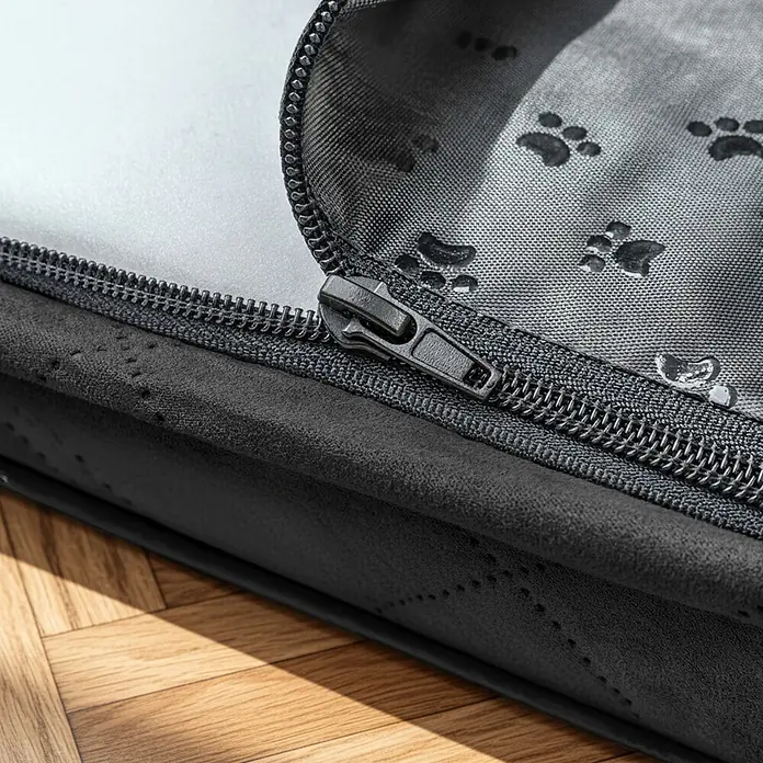 belviona Hundebett 91x69 cm, orthopädisch, Bezug waschbar, schwarz -  - Dunkelgraues Haustierbett mit geöffnetem Reißverschluss, zeigt hellgraues Futter mit schwarzen Pfotenabdrücken auf Holzfußboden.