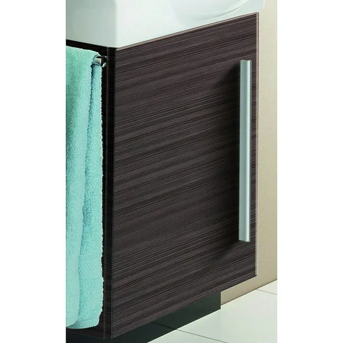 Camargue Stella K welcome Waschtischunterschrank - 44 x 24,3 x 60 cm, Dark Oak - Nahaufnahme eines Badezimmerschranks mit Handtuch und Griff. Das dunkle Holzdesign verleiht dem Möbelstück eine moderne Note.
