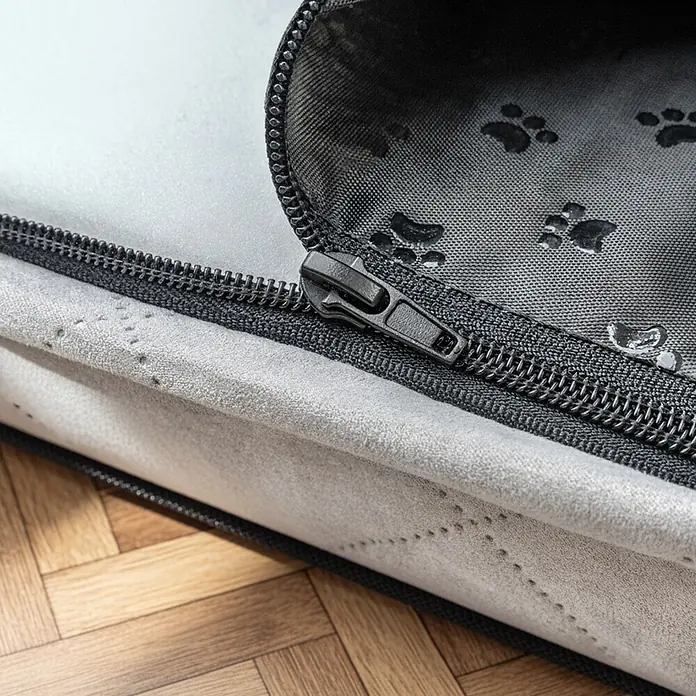 belviona Hundebett 76x51 cm, orthopädisch, Bezug waschbar, anthrazit -  - Grau meliertes Tierbett mit offenem schwarzem Reißverschluss, der ein schwarzes Innenfutter mit Pfotenabdrücken auf Holzboden zeigt.