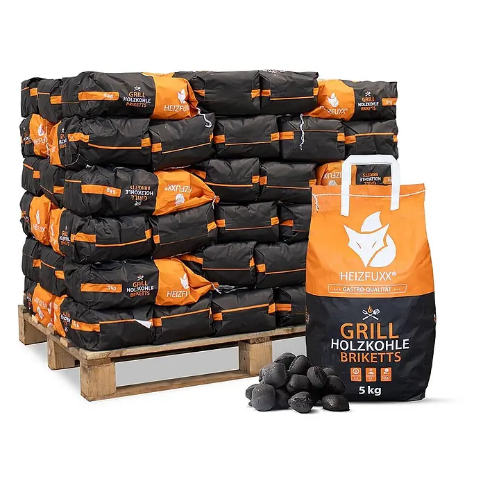 Grillholzkohlebriketts 5kg x 60 Sack 300kg 60er Palette -  - Schwarze und orange HEIZFUXX Grill-Holzkohlebriketts in Säcken, auf einer Palette gestapelt, mit einem stehenden Sack und losen Briketts.