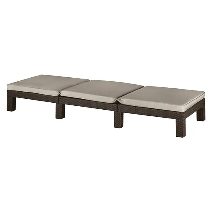 Allibert Tumbona de jardín Daytona II - Marrón, Plástico, Respaldo regulable - Esta imagen muestra una larga tumbona de ratán marrón con tres cojines grises, perfecta para la relajación al aire libre.