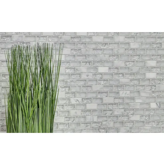 Mosaikfliese Crystal Mix XIC B1111 - 30 x 28,5 cm, Weiß, Glänzend - Nahaufnahme eines Ziegelmosaiks mit grüner Dekoration, ideal für stilvolle Wandgestaltung und verleiht Räumen einen Hauch von Eleganz.