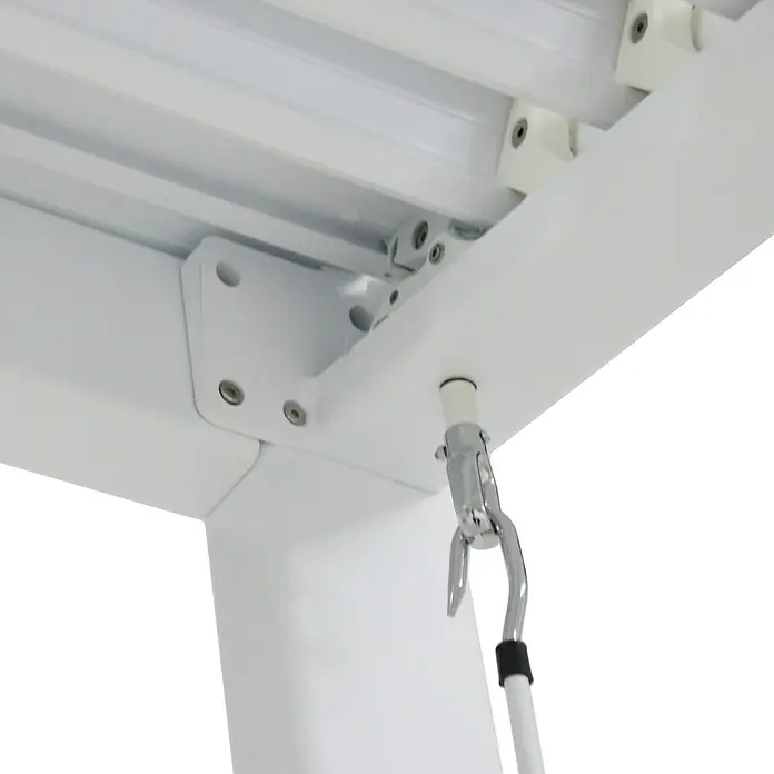 Sunfun Pérgola adosada Palma - An x Pr: 400 x 300 cm, Blanco, Aluminio - Primer plano del techo del patio blanco con detalles cromados, que muestra su diseño moderno y la artesanía de alta calidad.