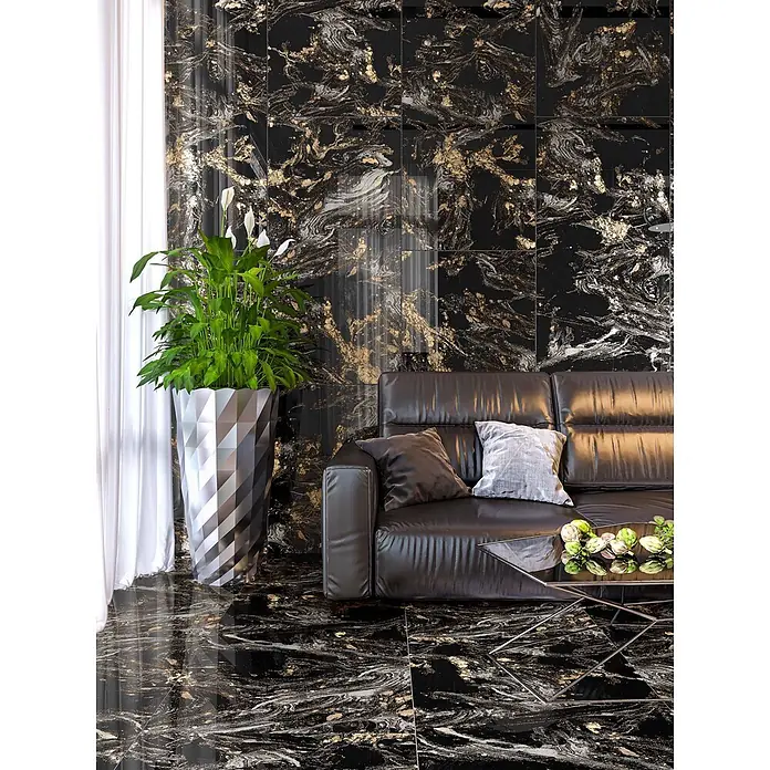 Feinsteinzeugfliese MAGNIFIQUE BLACK – 60 x 120 cm, schwarz, Marmoroptik -  - Luxuriöse großformatige schwarz-gold marmorierte Fliesen bedecken Wände und Boden und schaffen ein elegantes Ambiente mit einem dunklen Ledersofa.
