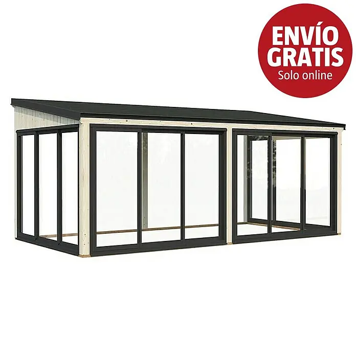 Palmako Pérgola adosada Lumi Slide - L x An: 297 x 582 cm, Natural, Con cristal templado de 4 mm, Puerta corredera - Sala de jardín moderna con madera clara, techo negro y amplias puertas/paneles correderos de cristal con marco negro.