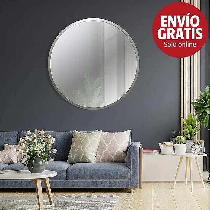 Espejo de pared Circular - Diámetro: 55 cm, Plata betún - Espejo redondo con marco plateado, montado sobre un sofá azul en una sala de estar moderna.