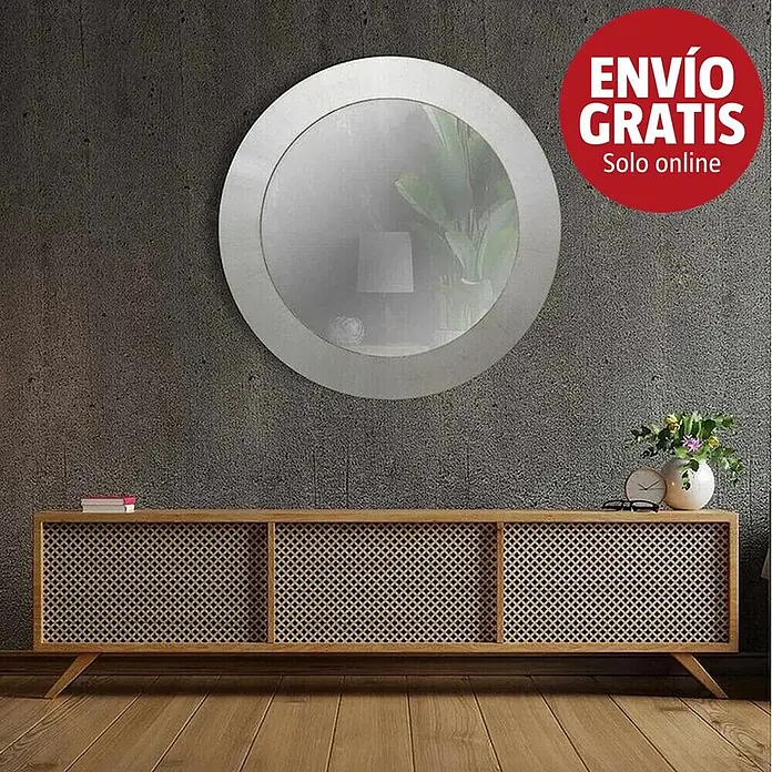 Espejo de pared Circular - Diámetro: 60 cm, Plata betún - Espejo redondo con marco claro sobre un mueble de madera con puertas caladas, en una pared oscura.