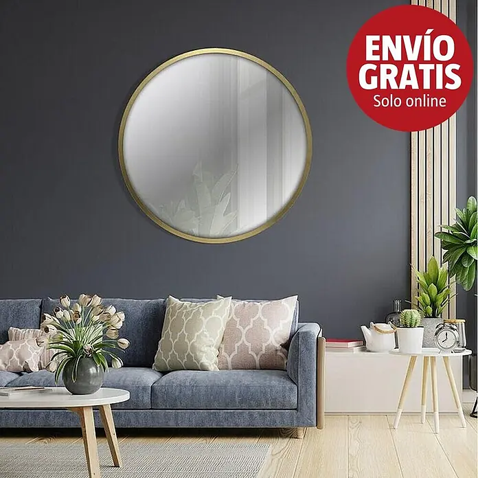 Espejo de pared Circular - Diámetro: 55 cm, Oro betún - Espejo redondo con marco dorado en pared oscura sobre sofá azul, reflejando plantas.